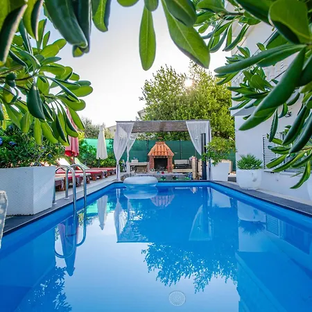 Danijela With Heated Pool,jacuzzi And Sauna سيغيت فغانييتْسا