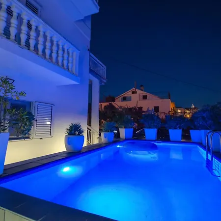 فيلة Danijela With Heated Pool,jacuzzi And Sauna *