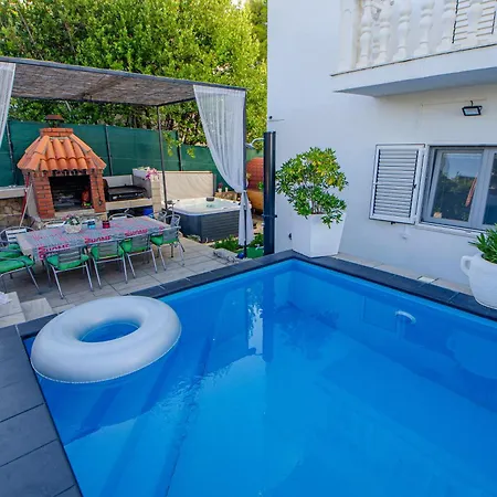 Danijela With Heated Pool,jacuzzi And Sauna سيغيت فغانييتْسا