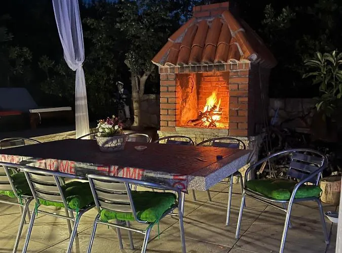 Danijela With Heated Pool,jacuzzi And Sauna فيلة
