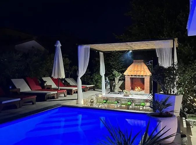 Danijela With Heated Pool,jacuzzi And Sauna فيلة *