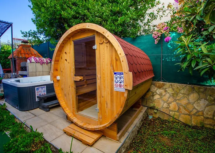 فيلة Danijela With Heated Pool,jacuzzi And Sauna *