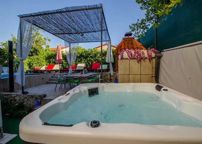 فيلة Danijela With Heated Pool,jacuzzi And Sauna *