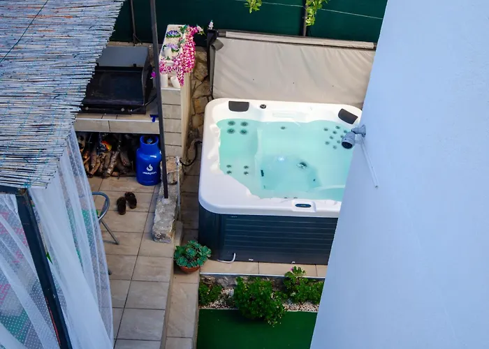 فيلة Danijela With Heated Pool,jacuzzi And Sauna *