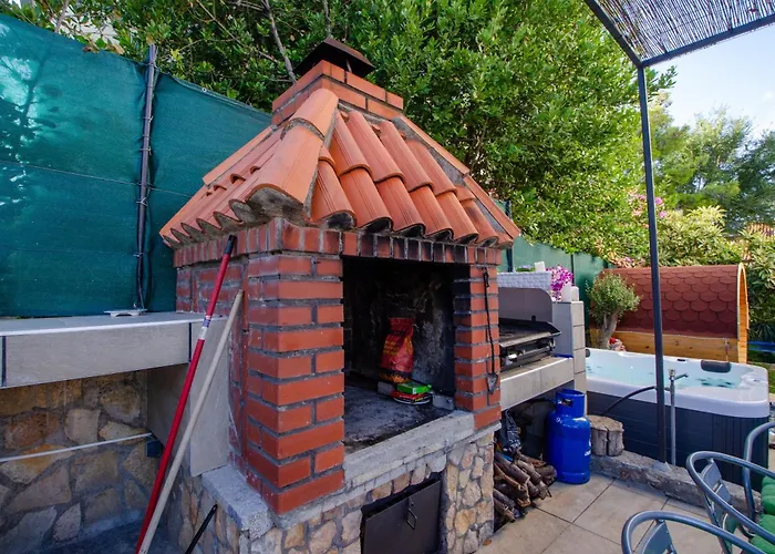 Danijela With Heated Pool,jacuzzi And Sauna سيغيت فغانييتْسا