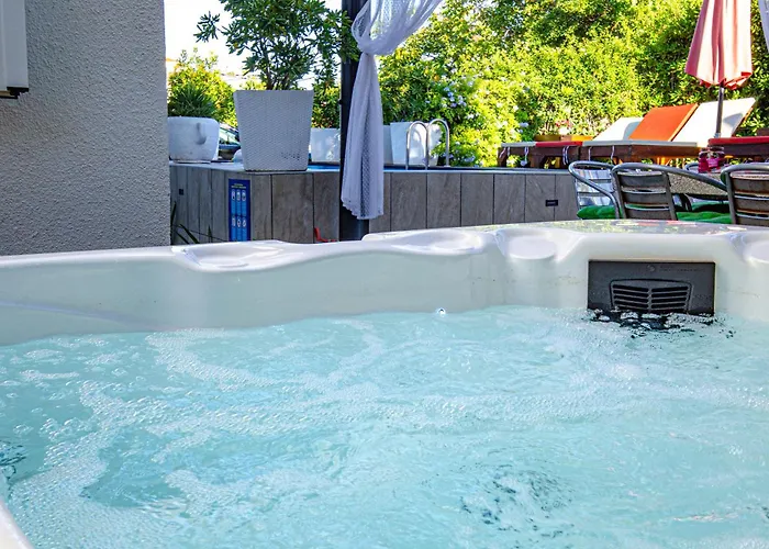 فيلة Danijela With Heated Pool,jacuzzi And Sauna