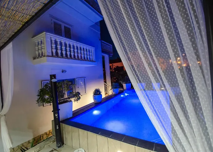 فيلة Danijela With Heated Pool,jacuzzi And Sauna *